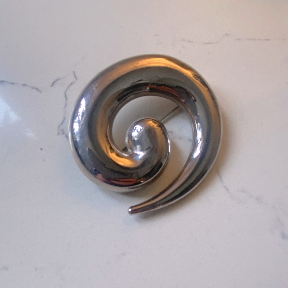 Medium size swirl brooch